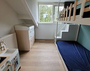Gezellige kinderkamer in vakantiehuis Het Eiland Gevoel, De Cocksdorp, Texel. Comfortabele stapelbedden en uitzicht op groene natuur.