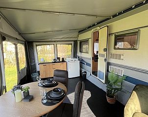 Binnenruimte van Caravan Joanneshoeve in De Cocksdorp Texel met gezellige eethoek en keuken, ideaal voor een ontspannen verblijf.