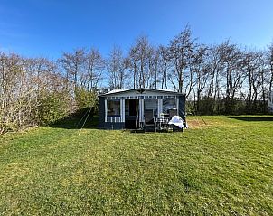 Caravan Joanneshoeve in De Cocksdorp Texel met ruime tuin en omringd door natuur, perfect voor een ontspannen vakantie op de Waddeneilanden.