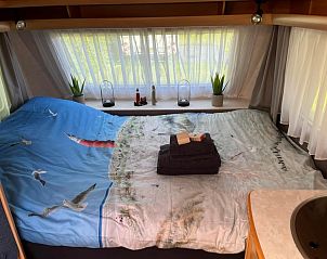 Comfortabele slaapkamer in Caravan Joanneshoeve, De Cocksdorp Texel, met uitzicht op de natuur van de Waddeneilanden.