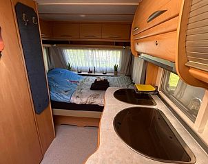 Interieur van Caravan Joanneshoeve in De Cocksdorp Texel met moderne voorzieningen, ideaal voor een vakantie op de Waddeneilanden.