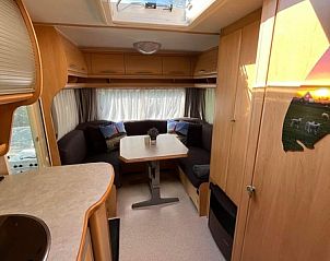 Gezellige zithoek in Caravan Joanneshoeve, De Cocksdorp Texel, perfect voor ontspanning op de Waddeneilanden.