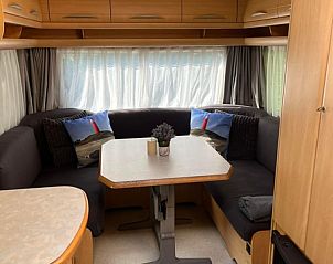 Caravan Joanneshoeve in De Cocksdorp Texel biedt een comfortabele en sfeervolle binnenruimte op de Waddeneilanden.