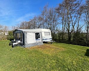 Buitenzijde van Caravan Joanneshoeve in De Cocksdorp Texel met ruime tuin, ideaal voor natuurliefhebbers op de Waddeneilanden.