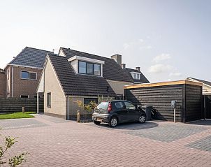 Vorderansicht von Typ B-12 Hodshonstraat, Ferienhaus in De Cocksdorp, Texel, mit eigener Einfahrt und Garage.