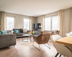 Gemtliches Wohnzimmer des Ferienhauses Typ B-12 Hodshonstraat in De Cocksdorp, Texel, mit komfortabler Sitzecke.