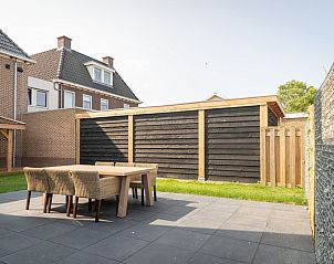 Gerumige Terrasse mit Gartenmbeln im Ferienhaus Typ B-12 Hodshonstraat in De Cocksdorp, Texel.