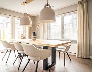 Esszimmer von Typ B-12 Hodshonstraat, Ferienhaus in De Cocksdorp, Texel, mit groem Esstisch und viel Licht.