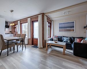 Gemtliches Wohnzimmer des Ferienhauses Slufterhoek 044 in De Cocksdorp Texel, ideal fr Familientreffen auf den Watteninseln.