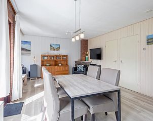 Esszimmer im Ferienhaus Slufterhoek 044, De Cocksdorp Texel, mit groem Tisch fr gemtliche Mahlzeiten auf den Watteninseln.