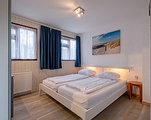 Gemtliches Schlafzimmer mit Doppelbett im Ferienhaus Slufterhoek 044, De Cocksdorp Texel, fr einen erholsamen Schlaf.