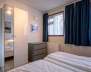 Gerumiges Schlafzimmer mit viel Licht im Ferienhaus Slufterhoek 044, De Cocksdorp Texel, ideal zum Entspannen.