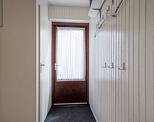 Eingangshalle des Ferienhauses Slufterhoek 044 in De Cocksdorp Texel mit praktischer Garderobe und Zugang zum Garten.