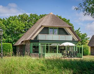 Villa De Witte Hoek 138 conservatory in De Cocksdorp Texel with thatched roof and spacious garden.