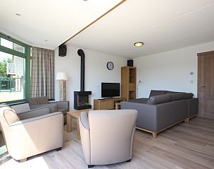 Cozy living room in Villa De Witte Hoek 138 conservatory, De Cocksdorp Texel with comfortable seating.