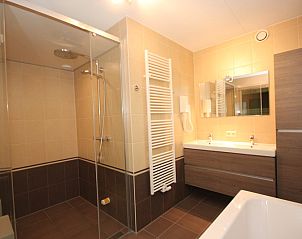 Luxury bathroom in Villa De Witte Hoek 138 conservatory, De Cocksdorp Texel with spacious shower and bath.