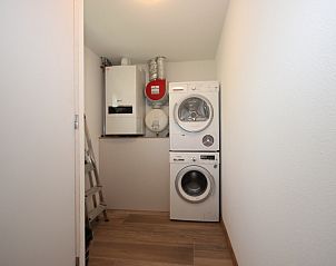 Practical laundry room in Villa De Witte Hoek 138 conservatory, De Cocksdorp Texel with washing machine and dryer.