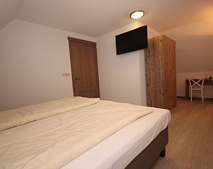 Second bedroom in Villa De Witte Hoek 138 conservatory, De Cocksdorp Texel with television and desk.