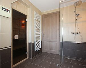 Wellness bathroom in Villa De Witte Hoek 138 conservatory, De Cocksdorp Texel with sauna and walk-in shower.