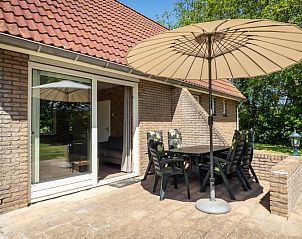 Terrace with parasol at Bungalow De Witte Hoek 5 pers. 142 in De Cocksdorp, Texel.