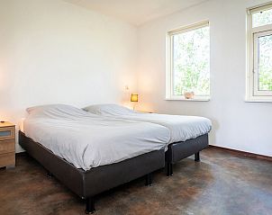 Bedroom with double bed in Bungalow De Witte Hoek 5 pers. 142, De Cocksdorp, Texel.