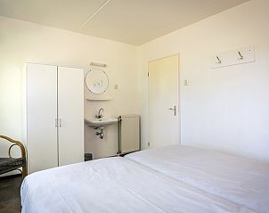 Spacious bedroom with washbasin in Bungalow De Witte Hoek 5 pers. 142, Texel.