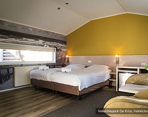 Comfortable bedroom in Luxury 2 person Hotel Chalet, De Cocksdorp, Texel, ideal for a relaxing stay.