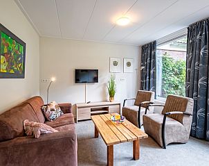 Gemtliches Wohnzimmer des Ferienhauses Slufterhoek 150 in De Cocksdorp Texel mit bequemen Sitzgelegenheiten.