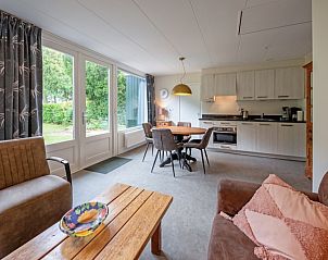 Esszimmer und Kche im Ferienhaus Slufterhoek 150, De Cocksdorp Texel, mit Blick in den Garten.