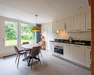 Kche und Essbereich im Ferienhaus Slufterhoek 150, De Cocksdorp Texel, mit Zugang zum Garten.