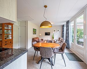 Stilvolles Esszimmer im Ferienhaus Slufterhoek 150, De Cocksdorp Texel, mit Blick auf die Natur.