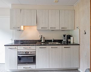 Moderne Kche im Ferienhaus Slufterhoek 150, De Cocksdorp Texel, komplett ausgestattet fr einen komfortablen Aufenthalt.