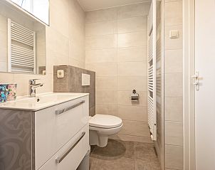Badezimmer im Ferienhaus Slufterhoek 150, De Cocksdorp Texel, mit moderner Einrichtung und Toilette.