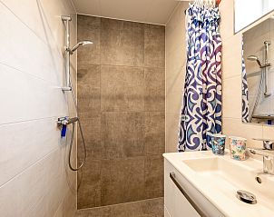 Dusche im Ferienhaus Slufterhoek 150, De Cocksdorp Texel, mit stilvollen Fliesen und buntem Duschvorhang.