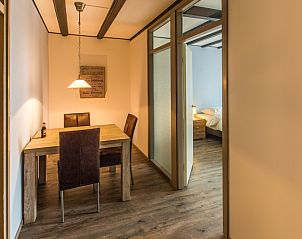 Essecke im Typ X-7 Ferienhaus De Cocksdorp Texel mit Holztisch und Sthlen