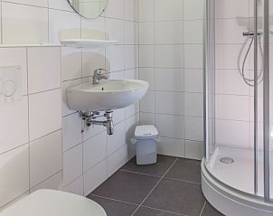 Stilvolles Badezimmer im Typ X-7 Ferienhaus De Cocksdorp Texel mit Dusche und Waschbecken