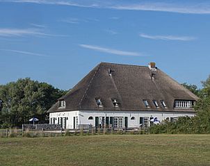 Type T-3 vacation home with thatched roof in De Cocksdorp, Texel, surrounded by nature.