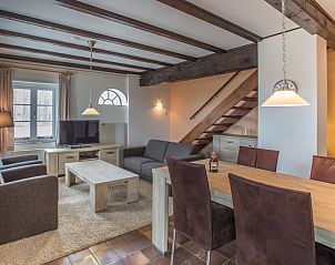 Cozy living room in Type T-3 vacation home, De Cocksdorp, Texel, with comfortable seating area.