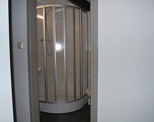 Spacious bathroom with shower in Type T-3 vacation home, De Cocksdorp, Texel.