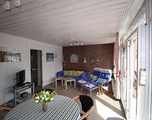 Helle Einrichtung des Ferienhauses Slufterhoek 122, De Cocksdorp, Texel, mit gemtlicher Sitz- und Essecke.