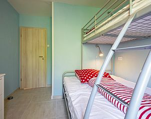 Gemtliches Kinderzimmer im Ferienhaus Slufterhoek 122, De Cocksdorp, Texel, mit Etagenbetten und verspielten Mbeln.