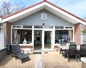 Terrasse des Ferienhauses Slufterhoek 122, De Cocksdorp, Texel, mit bequemen Sitzgelegenheiten und Privatsphre auf den Watteninseln.