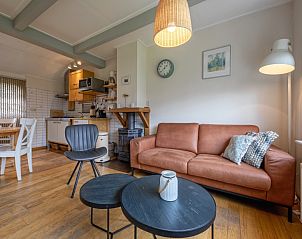 Gezellige woonkamer van Kikkertstraat 065, vakantiehuis in De Cocksdorp Texel met comfortabele bank en moderne inrichting.