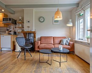 Stijlvolle zithoek in vakantiehuis Kikkertstraat 065, De Cocksdorp Texel met veel natuurlijk licht.