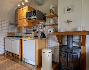 Volledig uitgeruste keuken in Kikkertstraat 065, vakantiehuis in De Cocksdorp Texel met moderne apparatuur.