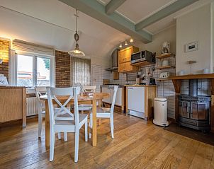 Eetruimte in Kikkertstraat 065, vakantiehuis De Cocksdorp Texel met houten vloer en gezellige sfeer.