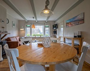 Ruime eetkamer in Kikkertstraat 065, vakantiehuis De Cocksdorp Texel met uitzicht op de tuin.