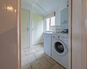 Functionele wasruimte in vakantiehuis Kikkertstraat 065, De Cocksdorp Texel met wasmachine en droger.