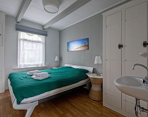 Slaapkamer met tweepersoonsbed in Kikkertstraat 065, vakantiehuis De Cocksdorp Texel, ideaal voor ontspanning.