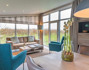 Gezellige woonkamer van Chalet 23 Nevada in De Cocksdorp, Texel, met uitzicht op de natuur van de Waddeneilanden.